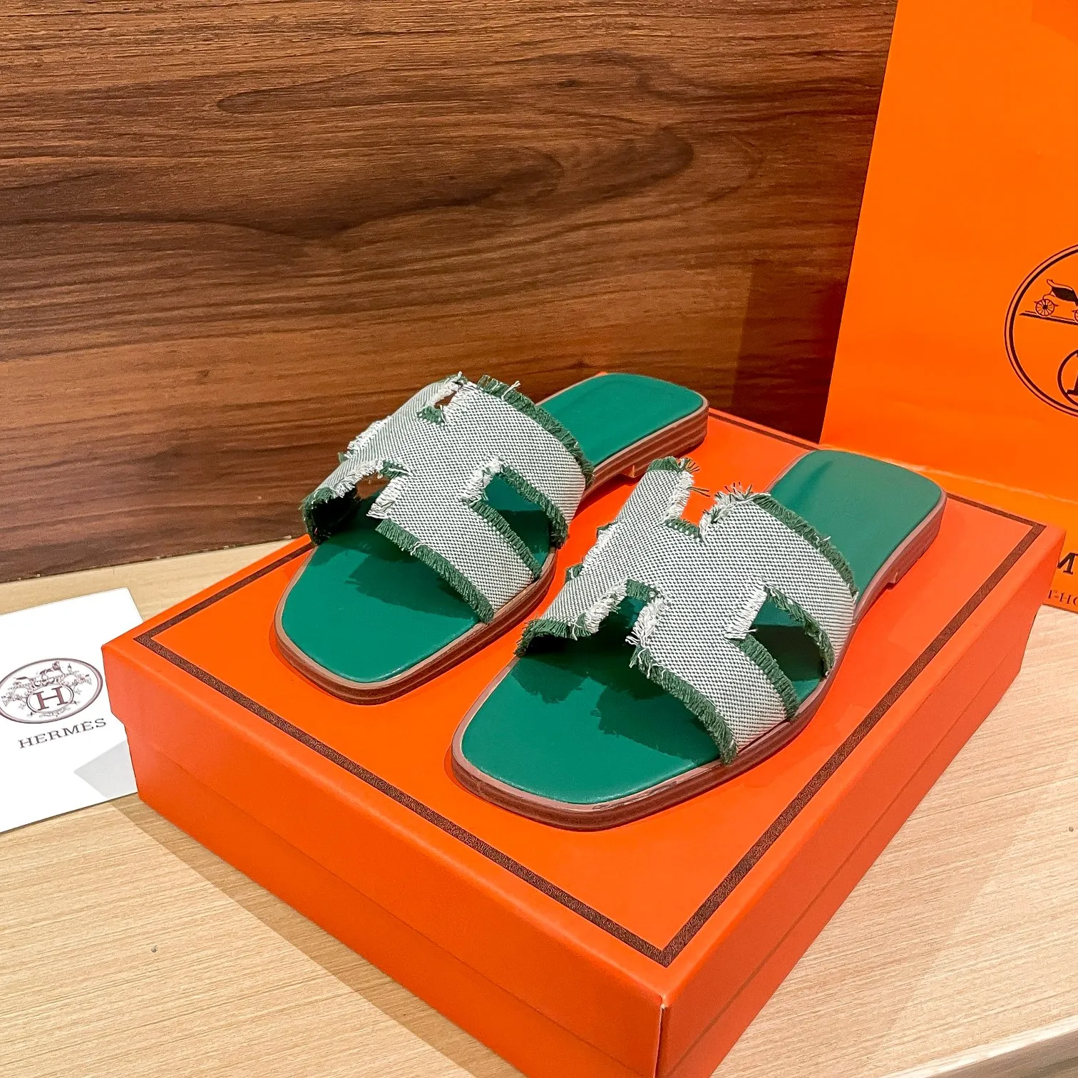 👟👟Ex-factory price 480👟👟 Hermes/Hermes new oran tassel slippers, eyelash slippers, classic slippers, exclusively customized dyed jacquard cotton fabric, woven in white and original colors! Purely hand-drawn raw edge craftsmanship creates a tassel effect. The lining and insole are made of imported soft lambskin and genuine leather outsole. Summer is here, and everyone has a pair, a must-have when going out! It doesn't rub your feet at all and is super comfortable on your feet. black pink green brown size: 35-41